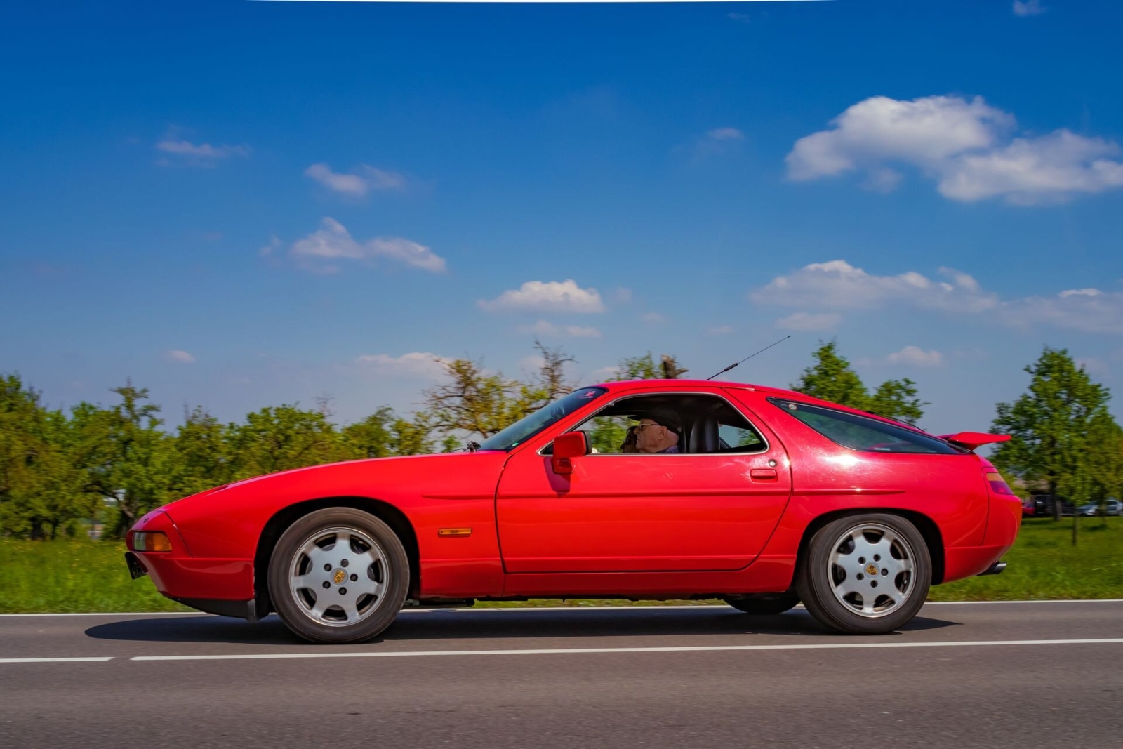 The oldest among the profitable vintage cars lately is the base model of the Porsche 928 with an automatic gearbox, manufactured between 1978 and 1982.Photo: Shutterstock